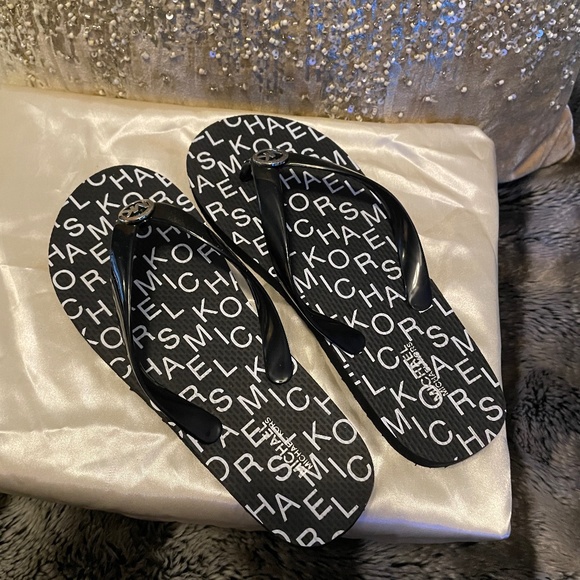 MICHAEL Michael Kors Shoes - NEW! Michael Kors Signature Flip Flops Size 7